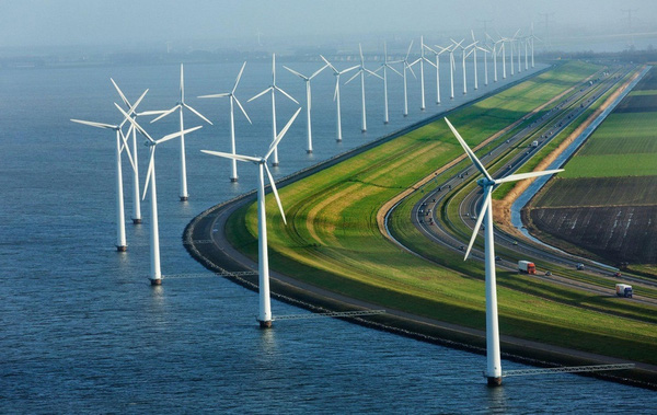 Một con đường cao tốc chạy dọc ven biển nơi có hệ thống tua bin gió phát điện cực lớn
